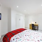 Three Bedroom 3 Bathroom Apartment In Kensington