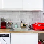 Three Bedroom 3 Bathroom Apartment In Kensington