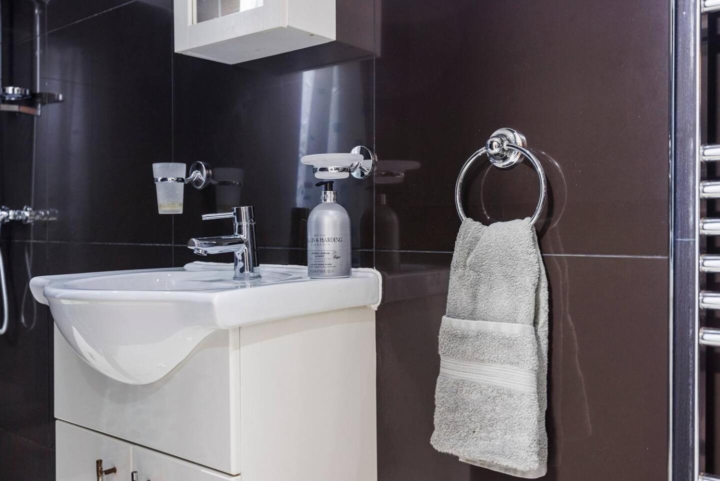 Three Bedroom 3 Bathroom In Kensington *