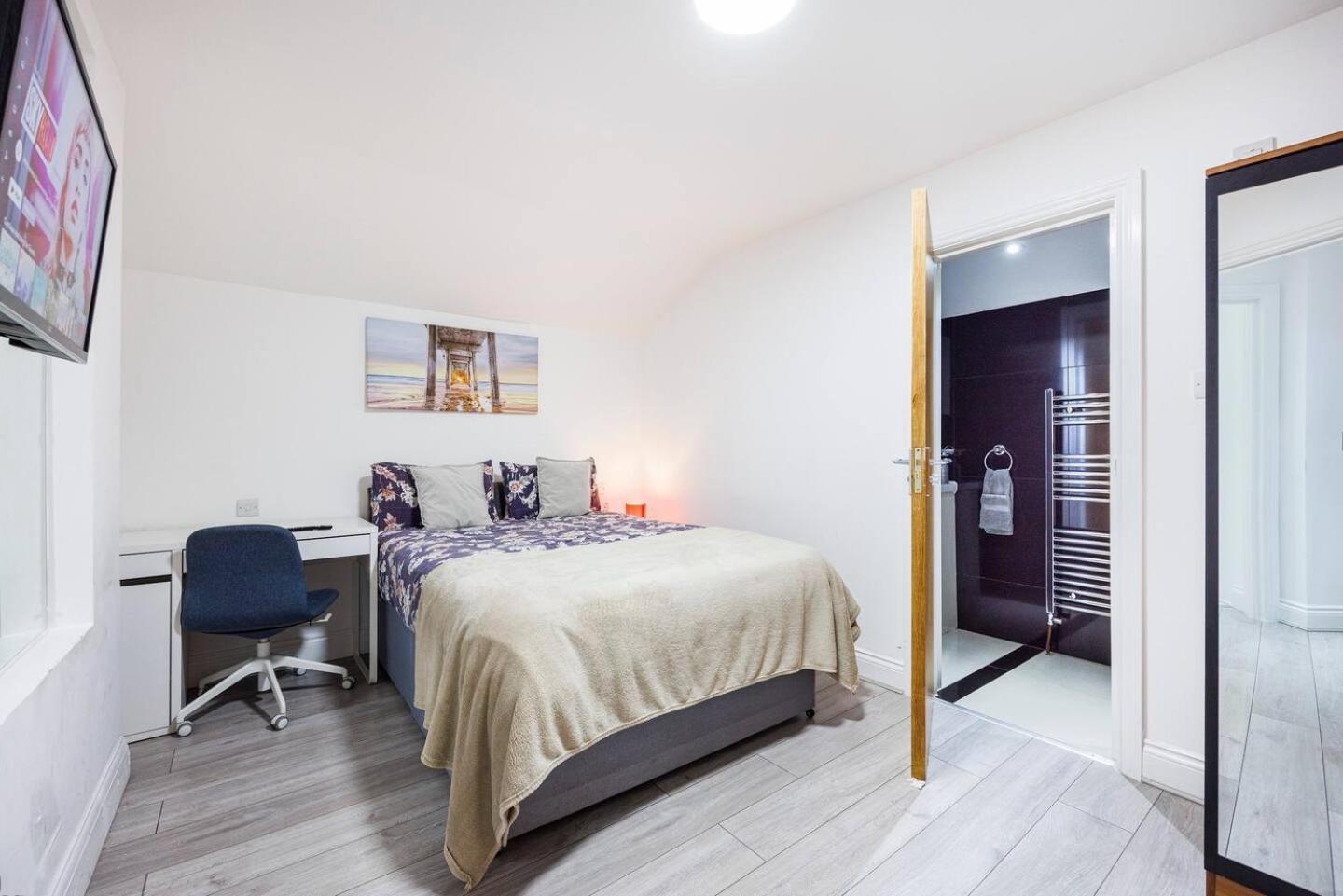 Three Bedroom 3 Bathroom In Kensington Apartment