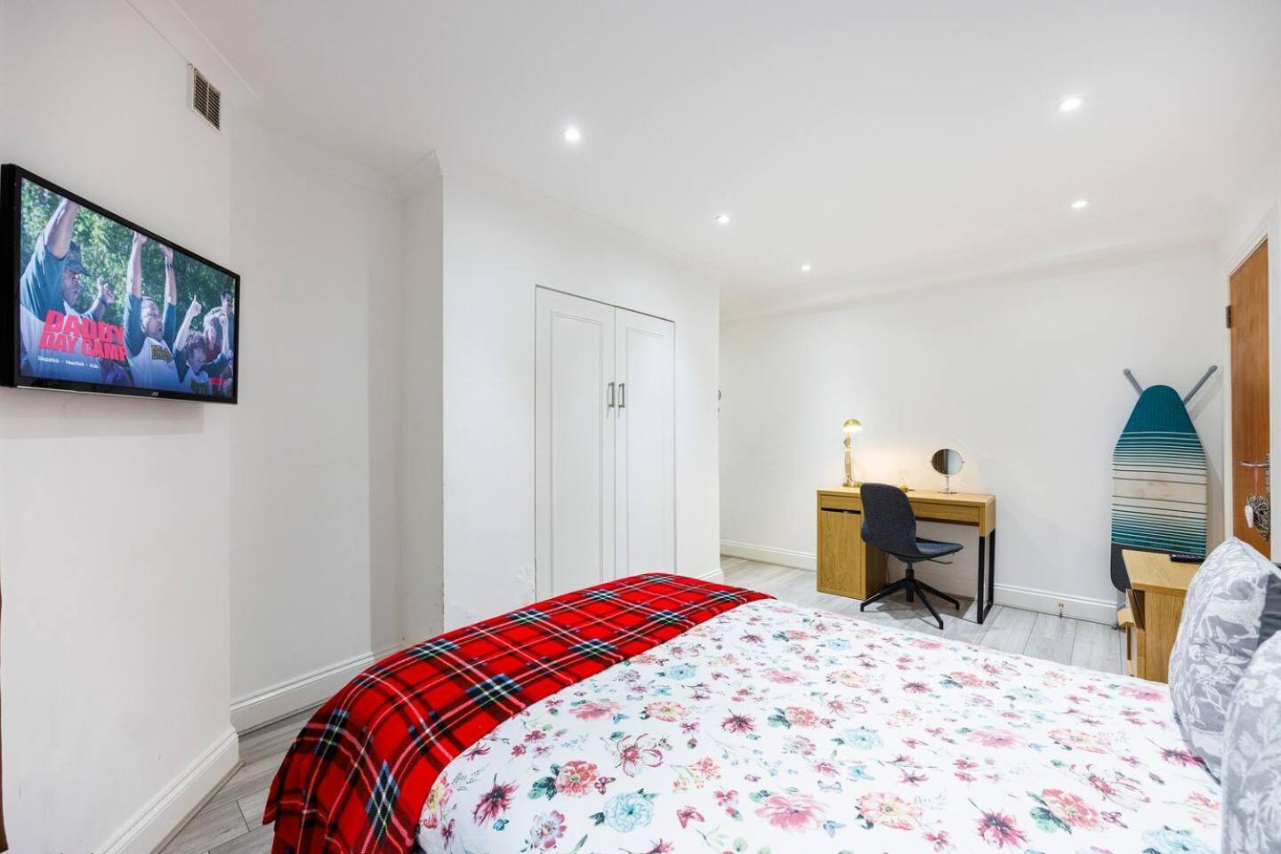 Three Bedroom 3 Bathroom In Kensington Apartment
