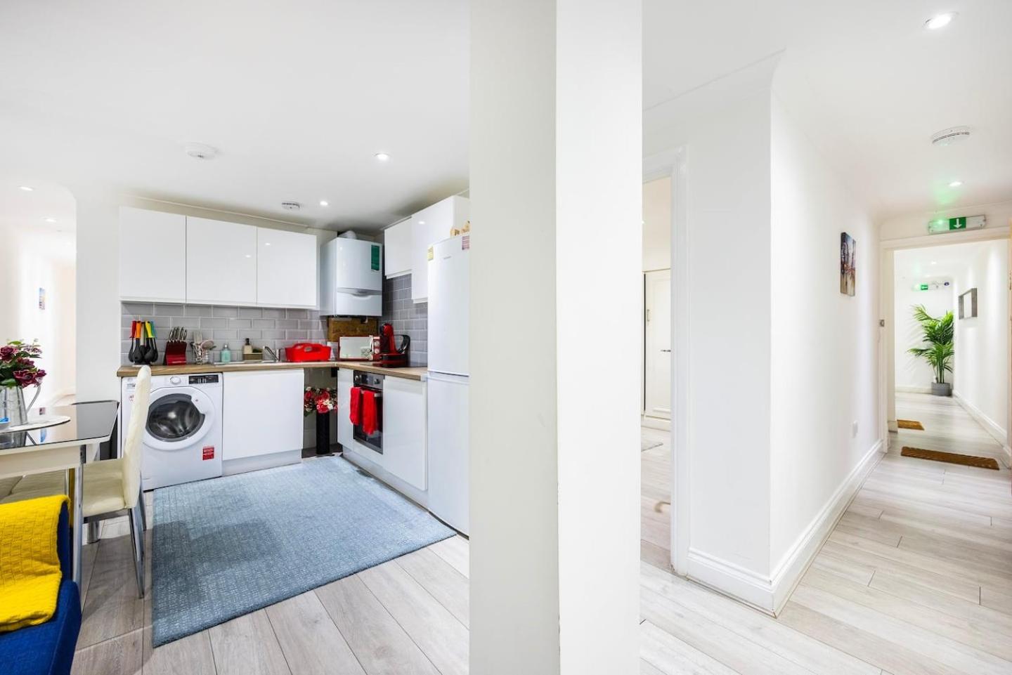 Apartment Three Bedroom 3 Bathroom In Kensington *
