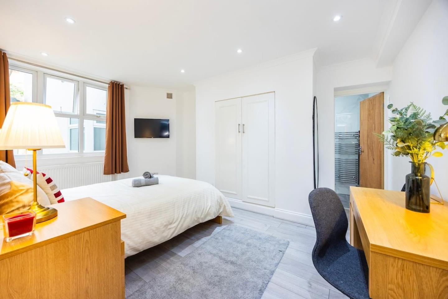 Three Bedroom 3 Bathroom In Kensington Apartment