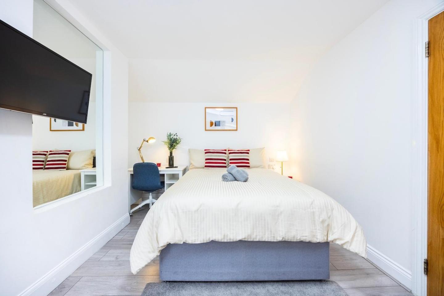 Three Bedroom 3 Bathroom In Kensington Apartment