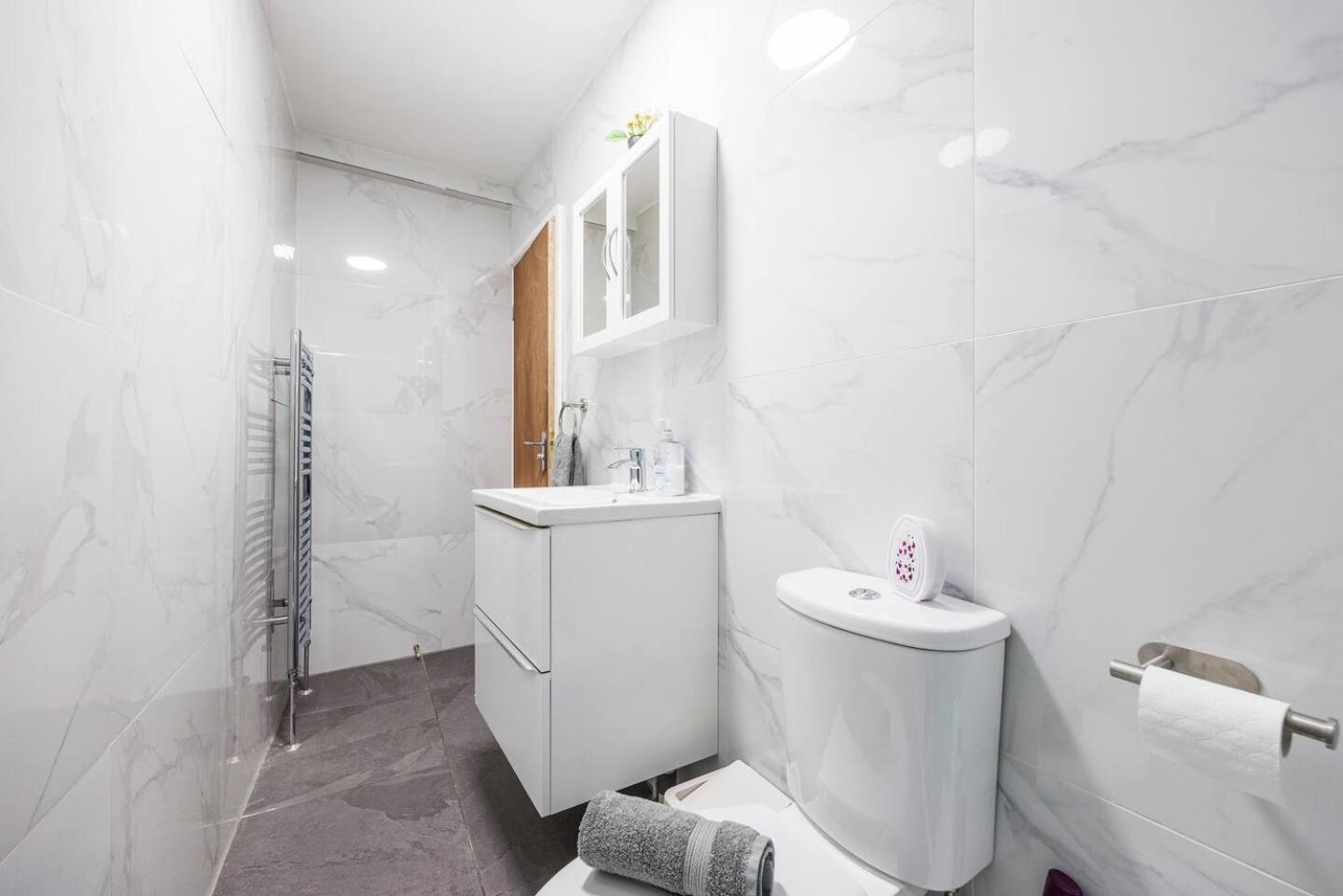 Three Bedroom 3 Bathroom In Kensington *