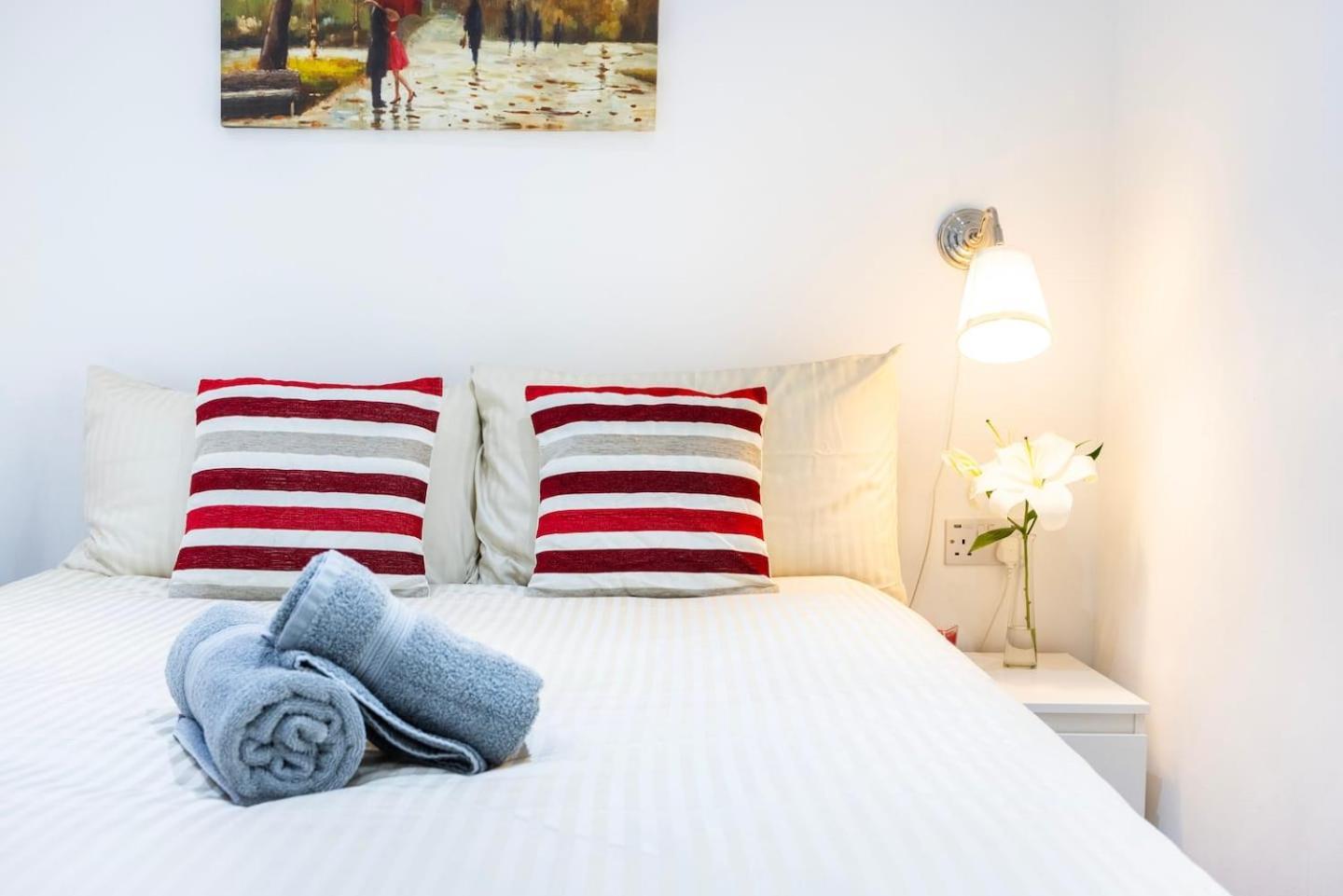 Three Bedroom 3 Bathroom In Kensington Apartment London