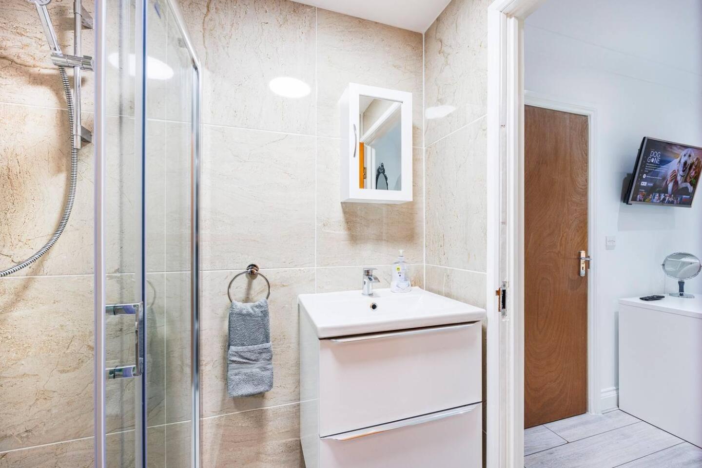 Apartment Three Bedroom 3 Bathroom In Kensington *