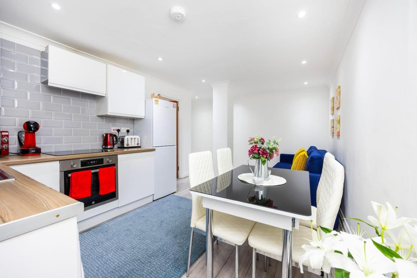 Three Bedroom 3 Bathroom In Kensington Apartment