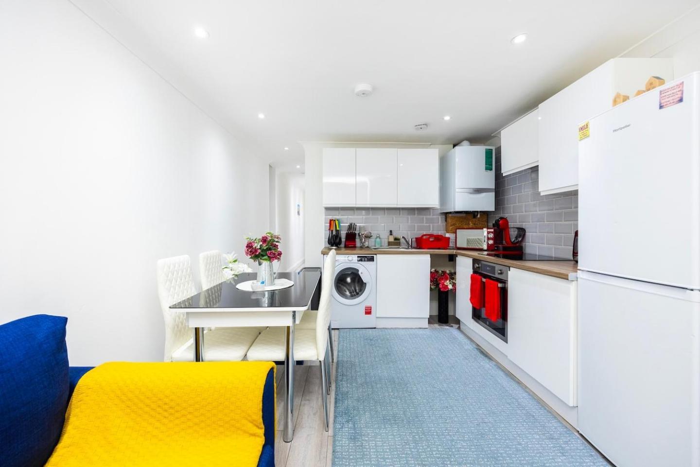 Three Bedroom 3 Bathroom In Kensington Apartment *