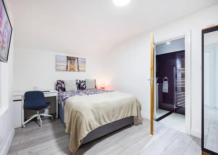 Three Bedroom 3 Bathroom Apartment In Kensington